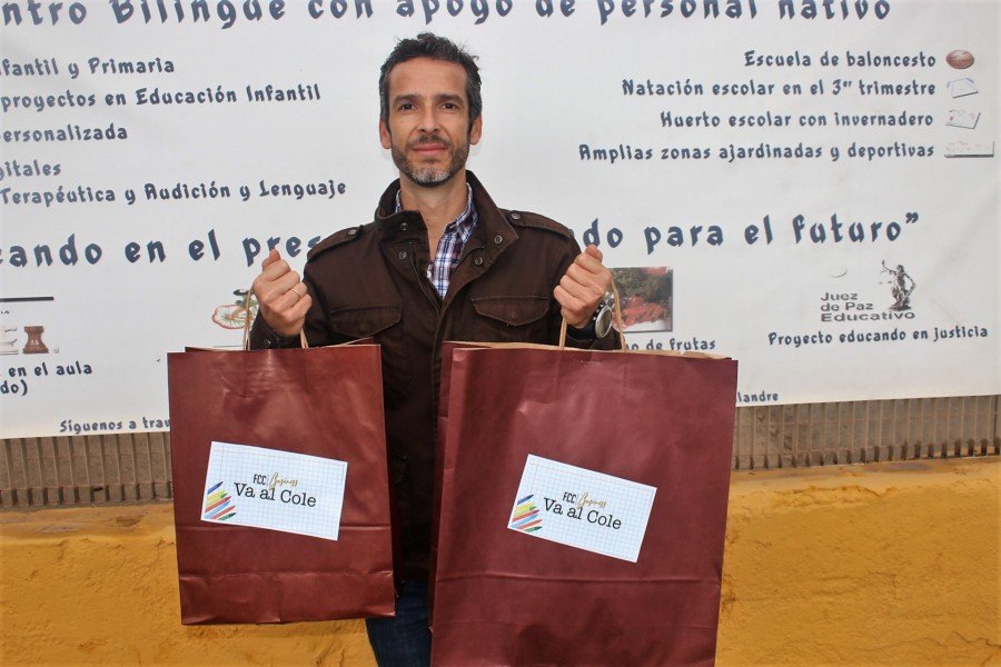 El CEIP “Luis Calandre” recibe una donación de material escolar 3 1604570823344