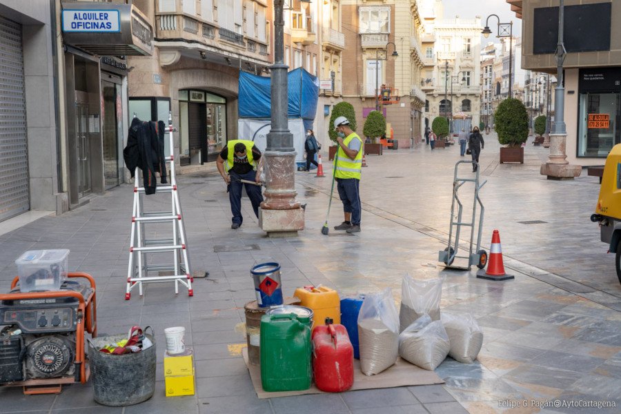 Infraestructuras ejecuta un plan de pintado de columnas del alumbrado público en el casco histórico y Ensanche 1 Infraestructuras ejecuta un plan de pintado de columnas del alumbrado público en el casco histórico y Ensanche