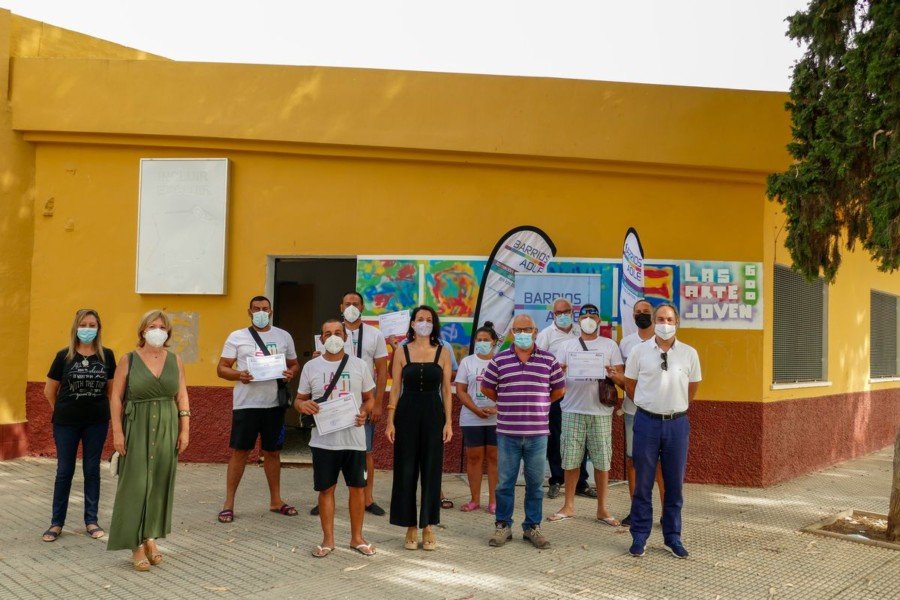 Los participantes del programa Barrios ADLE en la Barriada Virgen de la Caridad reciben sus diplomas 1 Los participantes del programa Barrios ADLE en la Barriada Virgen de la Caridad reciben sus diplomas