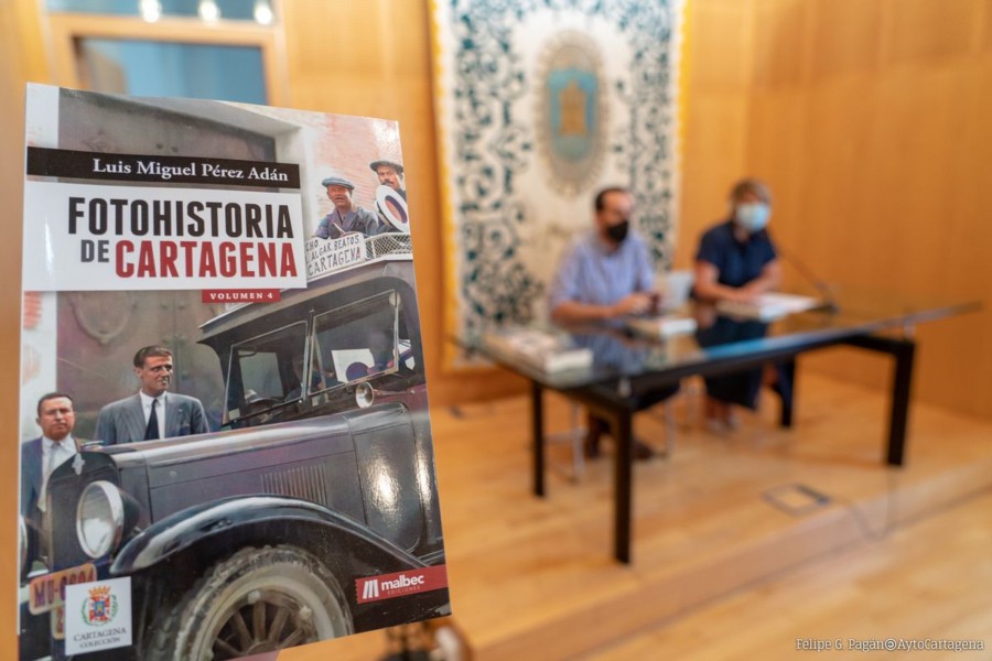 El cronista Luis Miguel Pérez Adán publica el cuarto libro de Fotohistoria de Cartagena