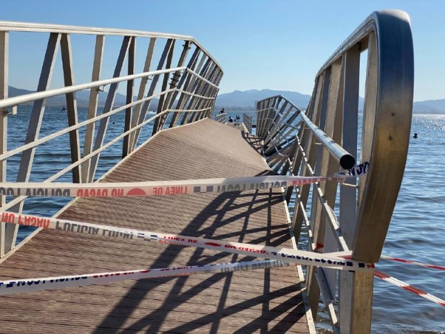 ‘Chapuzas Arroyo’: las inútiles pasarelas del Mar Menor se desploman