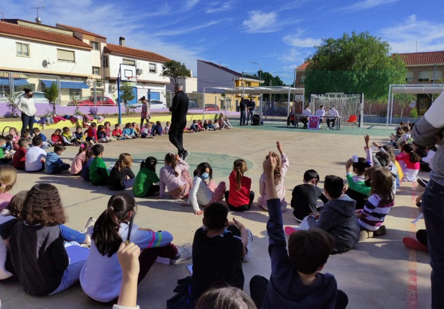 Los escolares del CEIP Poeta Antonio Oliver reciben la visita de la plantilla de Jimbee Cartagena dentro del Programa ADE 1 Los escolares del CEIP Poeta Antonio Oliver reciben la visita de la plantilla de Jimbee Cartagena dentro del Programa ADE