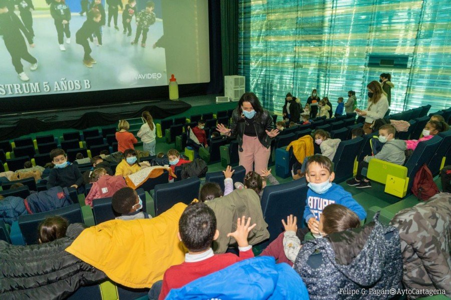 El taller de mímica 'Hablar sin hablar' reúne a 1.400 alumnos en torno al teatro 1 El taller de mímica ‘Hablar sin hablar’ reúne a 1.400 alumnos en torno al teatro
