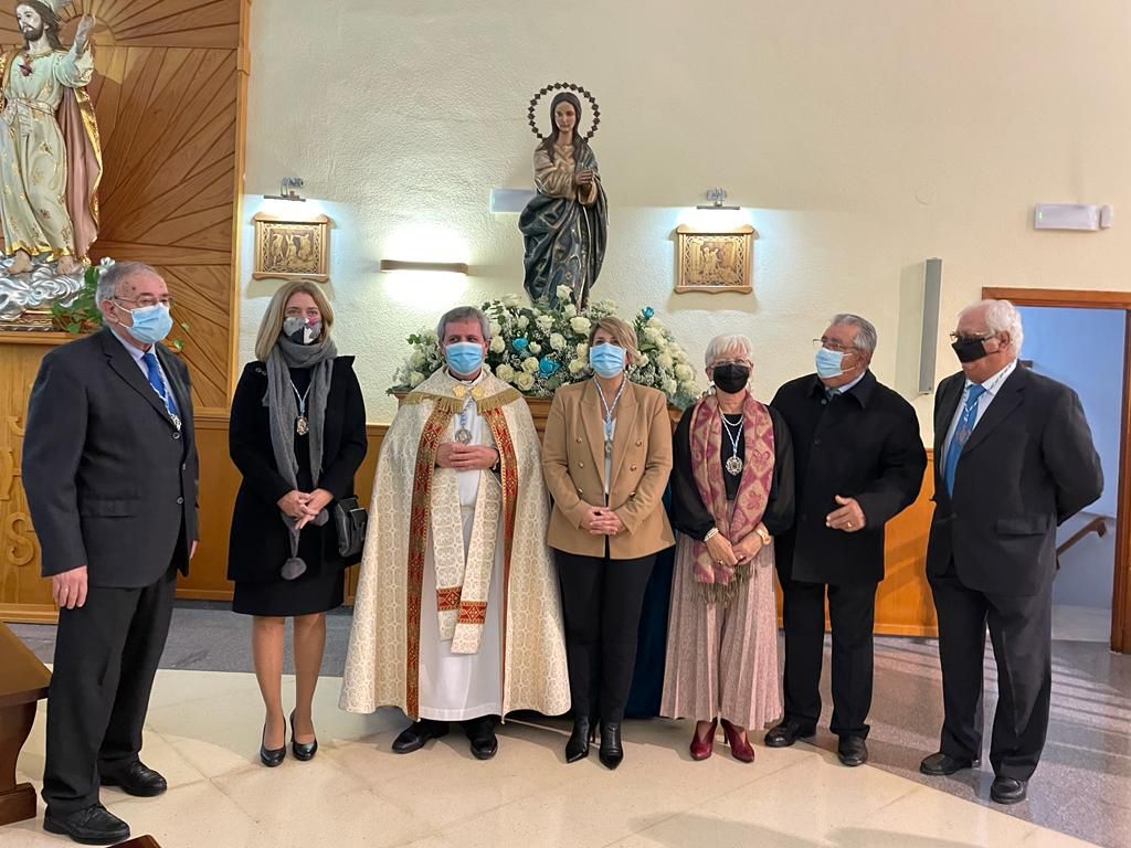 La alcaldesa recibe la Medalla de la Virgen de la Esperanza de la Urbanización Mediterráneo