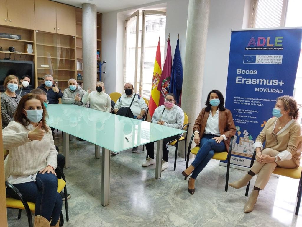 La presidenta de la ADLE recibe a los 12 alumnos de la ADLE participantes en el programa Erasmus+ 1 La presidenta de la ADLE recibe a los 12 alumnos de la ADLE participantes en el programa Erasmus+