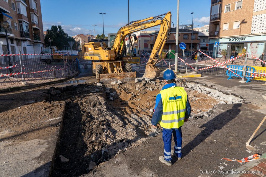 El Ayuntamiento de Cartagena trabaja en la reparación de una tubería de alcantarillado en la rotonda de la calle Trafalgar con Juan Fernández 1 El Ayuntamiento de Cartagena trabaja en la reparación de una tubería de alcantarillado en la rotonda de la calle Trafalgar con Juan Fernández