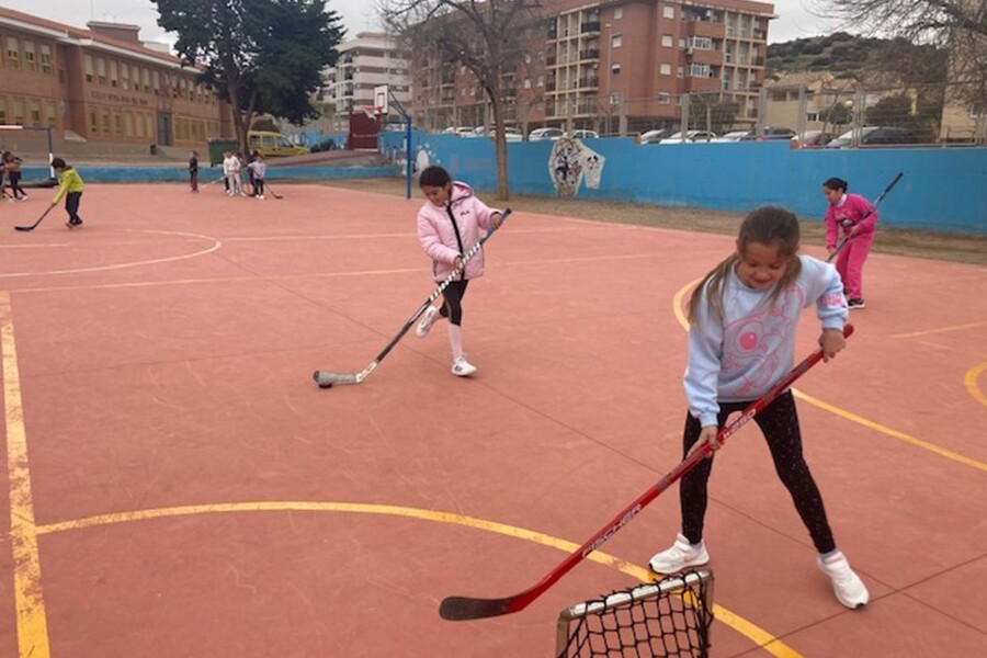 Alumnos del CEIP Nuestra Señora del Mar conocen y practican hockey en línea con el C.H. Cartagena