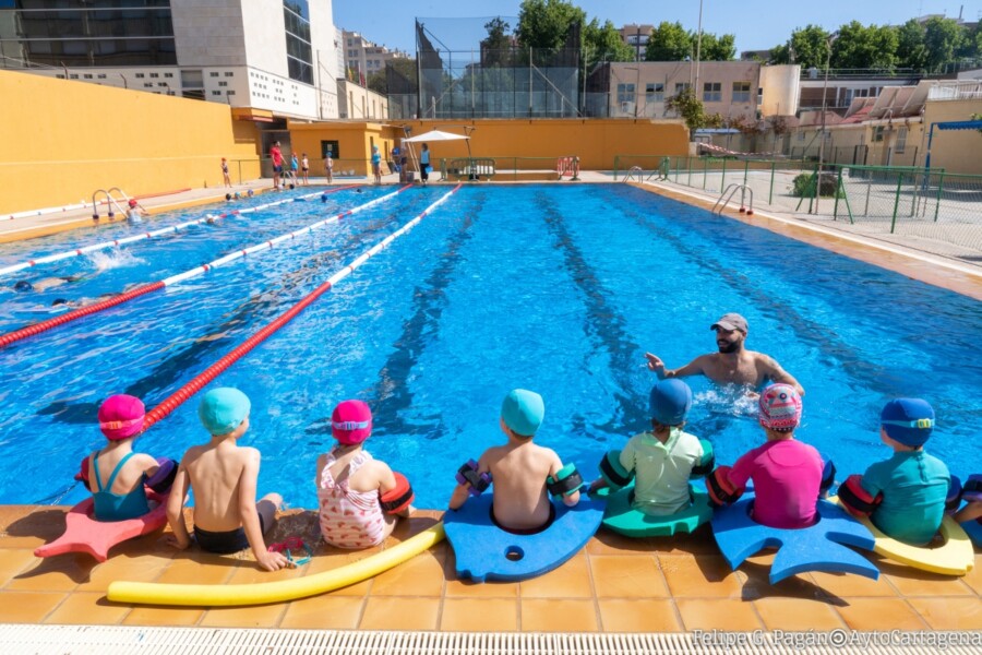 Piscina de la Casa de la Juventud de Cartagena en los cursos de nataci�n de verano. 