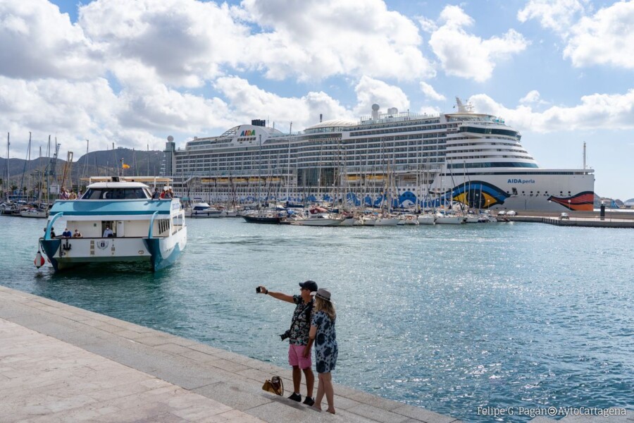 Turistas en el catamar�n de Puerto de Culturas.
